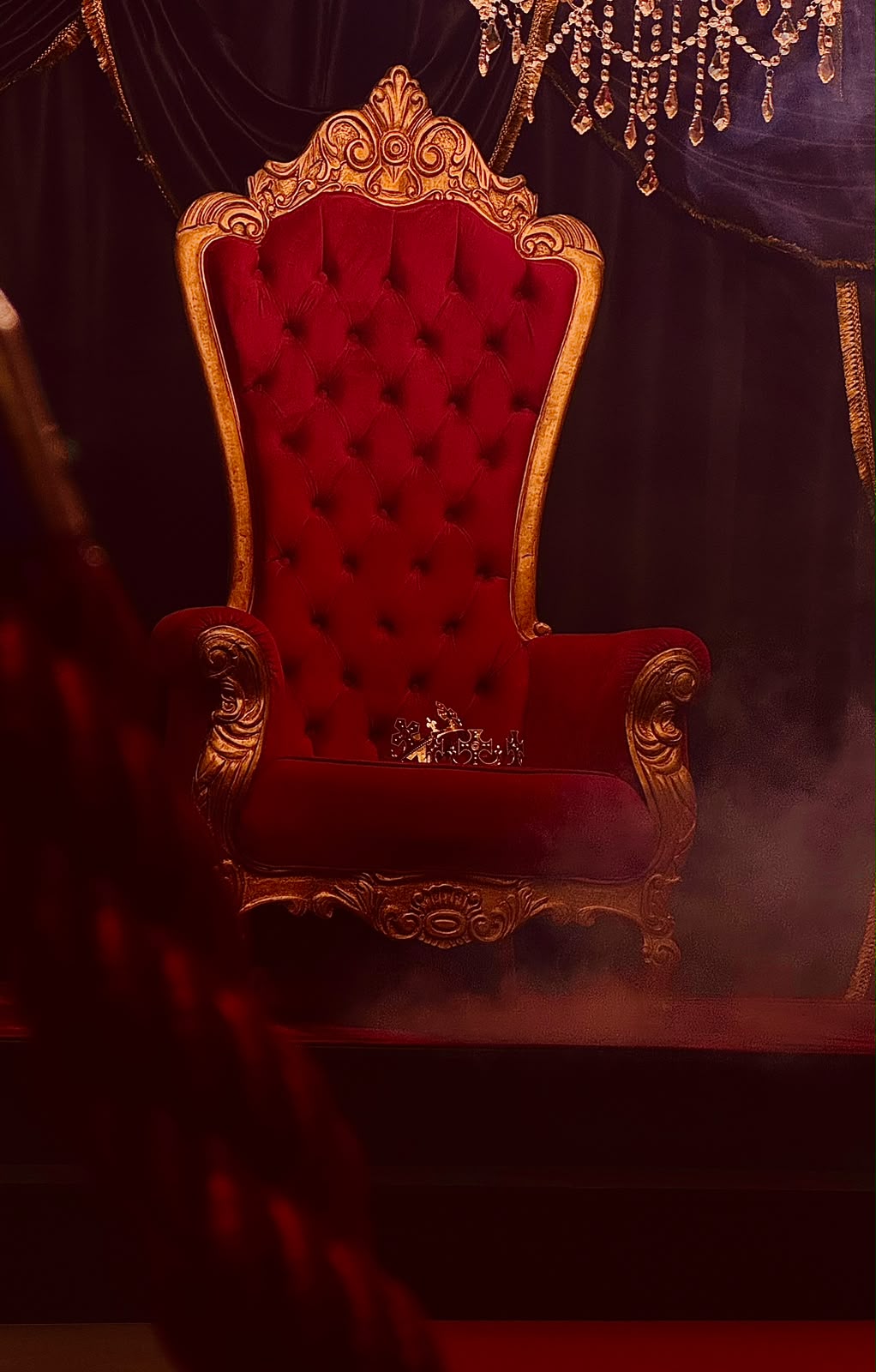 Trono vermelho com coroa