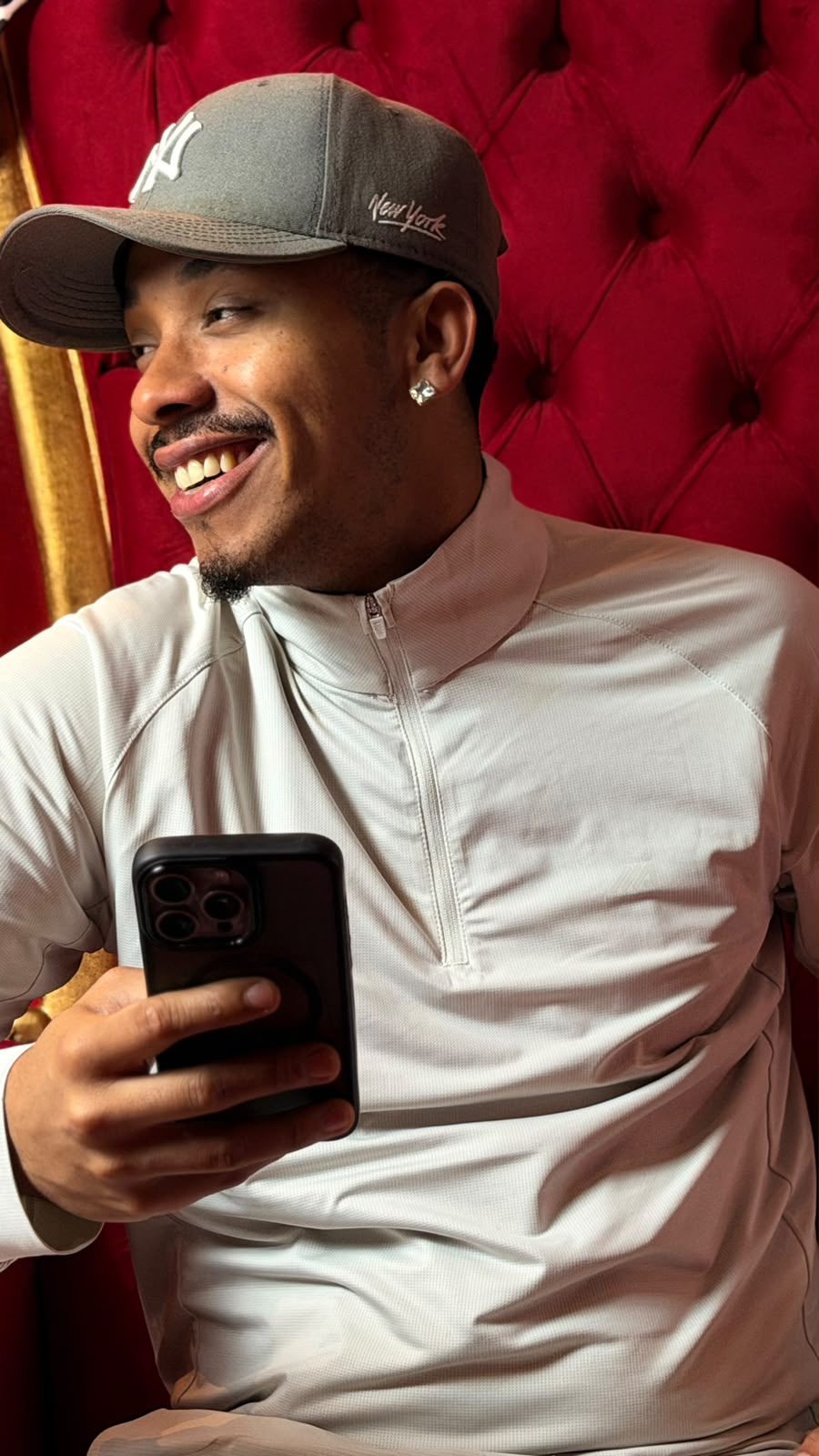 Cliente sorrindo no trono